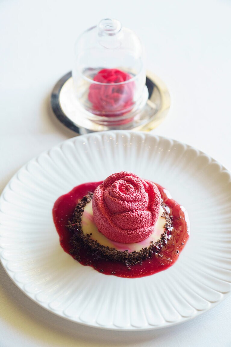 ラズベリームースとビスケットのデザート“ラ・ローザ” 23ユーロ。