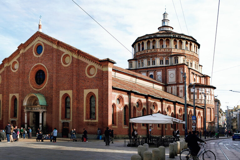 1469年に完成したサンタ・マリア・デッレ・グラツィエ教会。小窓から光が注ぐ時間も美しい。食堂の壁に描かれたダ・ヴィンチ作《最後の晩餐》を見るには予約が必要。