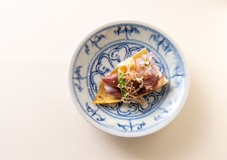 料理はいずれも「弥生16日 啓蟄のお献立」から。先附「筍の木の芽味噌掛け 蛍烏賊」。