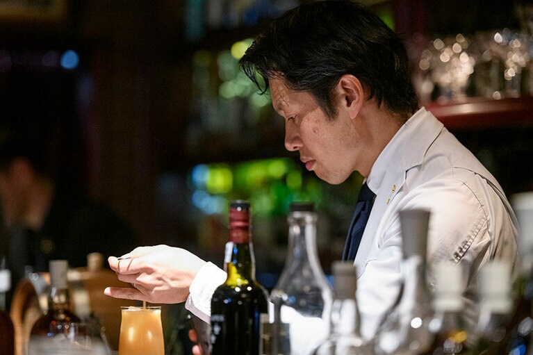 森崎和哉さん。最近は小学生の娘さんが彼の真似をしてペットボトルのキャップをバーテンダー風に空けるようになり、「パパのほうがうまい！」とライバル意識を燃やしているというエピソードが可愛すぎます！