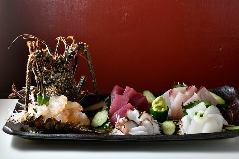 新鮮な旨みがたまらない！　伊勢海老・半身2,500円(一尾5,000円)、通常刺し盛り1,500円。