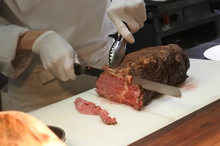 行列ができていた、人気のローストビーフ。