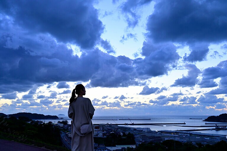 「空の色がとても幻想的……。今回の旅では、たくさんの素敵な風景にも出会えました」(道の駅 ゆうひパーク浜田にて)。