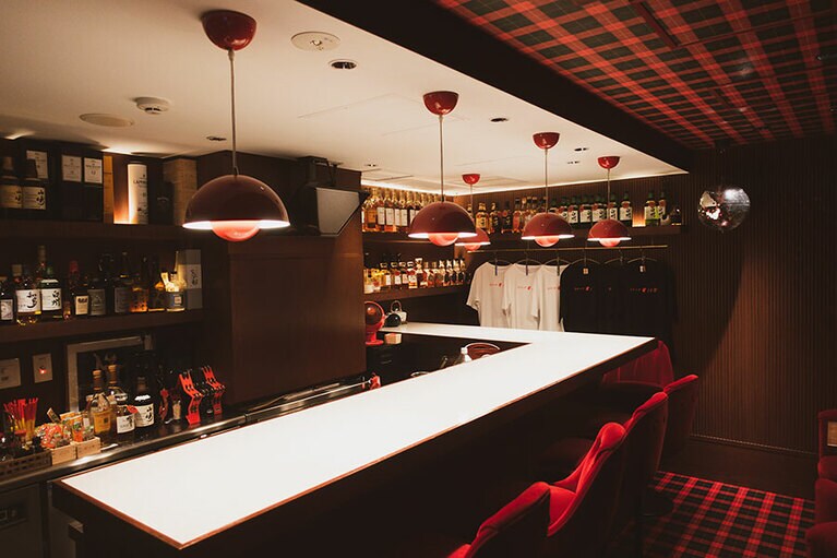 幅広い年齢層の客が夜な夜な自慢の喉を披露しに集まる。