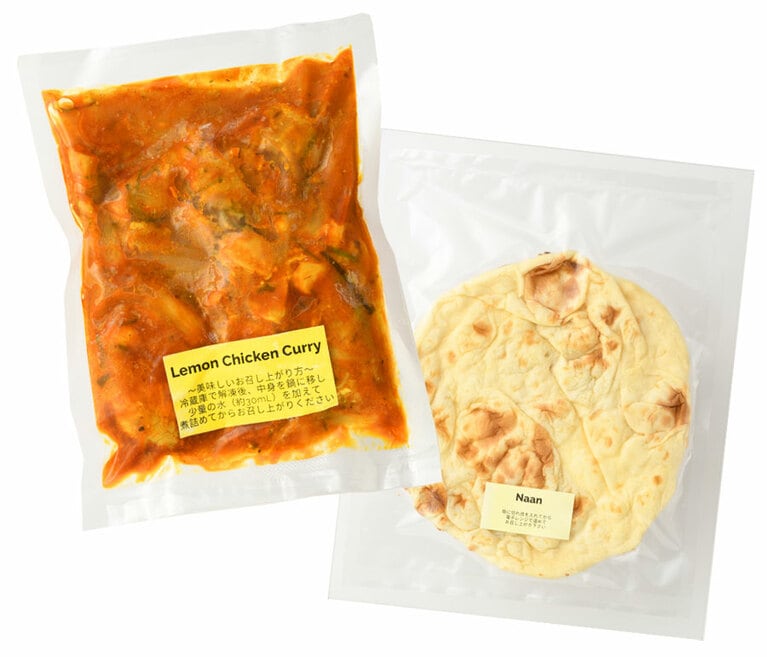 左から：レモンチキンカレー〈250g〉980円(税込)、ナン〈150g〉400円(税込)／ガラムマサラ