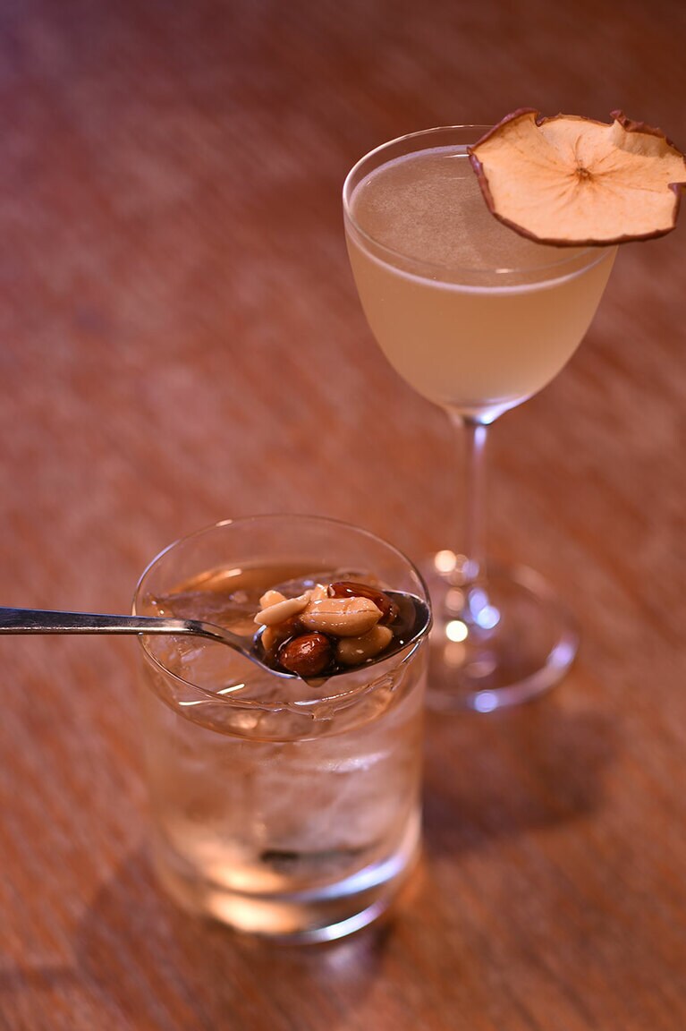 『ドクターアップル』1,300円。ジンをベースに、リンゴとスパイスの自家製シロップを加えてシェイク。口に含むと、ジンの力強さとボタニカルの香りが広がり、リンゴの優しい甘みのあと、スパイスの個性が通り過ぎていく。