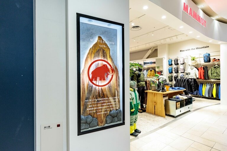 入口で来店客を出迎えるのは、マッターホルンのオブジェ。ブランドのバックグラウンドとこの地をつなぎます