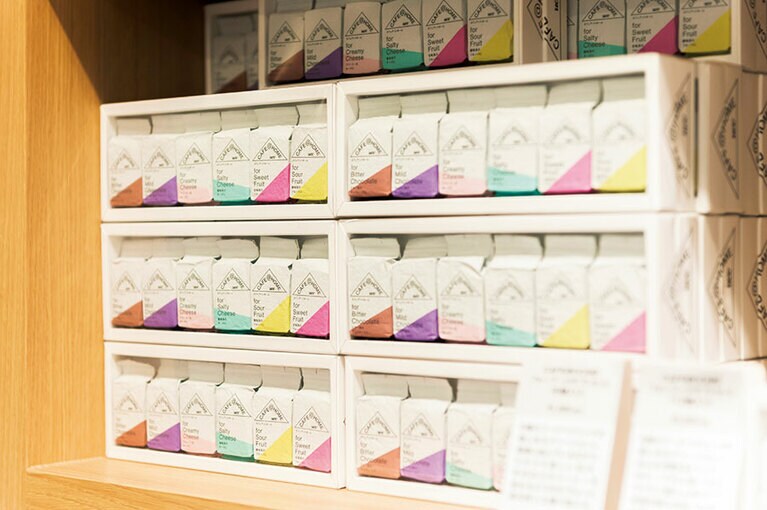 CAFE＠HOMEシリーズの「食べ物に合わせて選ぶコーヒー(全6種類)」(1,000円)は、チョコレート、チーズ、フルーツ各2種類との“Food with Coffee”を提案する新感覚のレギュラーコーヒー。パッケージには豆の産地や品質ではなく「for Mild Chocolate」「for Creamy Cheese」「for Sweet Fruit」など好相性なフードが表記されている。