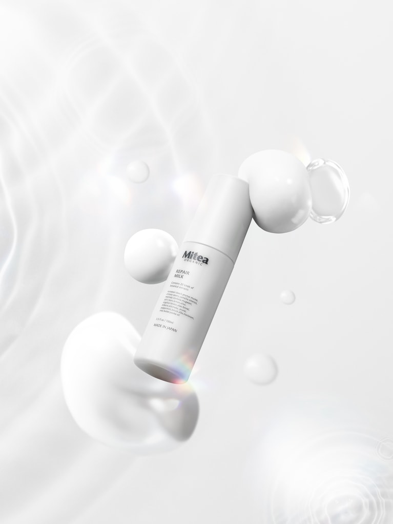 乳液としてもオールインワンケアとしても使える、高保湿乳液。植物発酵エキスがギュギュッと独自開発したW発酵ソームカプセルに閉じ込められ、角層の深くまで届き、潤いやハリ、透明感の高い肌へ。さらにツボクサ（CICA）、ビタミンC誘導体、グリチルリチン酸ジカリウムや、厳選されたオーガニック植物成分を20種も配合。なじみやすいテクスチャーと香りもいい、とファン拡大中。パラベン、石油系界面活性剤、シリコーン、マイクロプラスティックビーズ、紫外線吸収剤、合成香料、キレート剤、すべてフリー。ミティア リペアミルク 100ml 1,991円／ミティア オーガニック