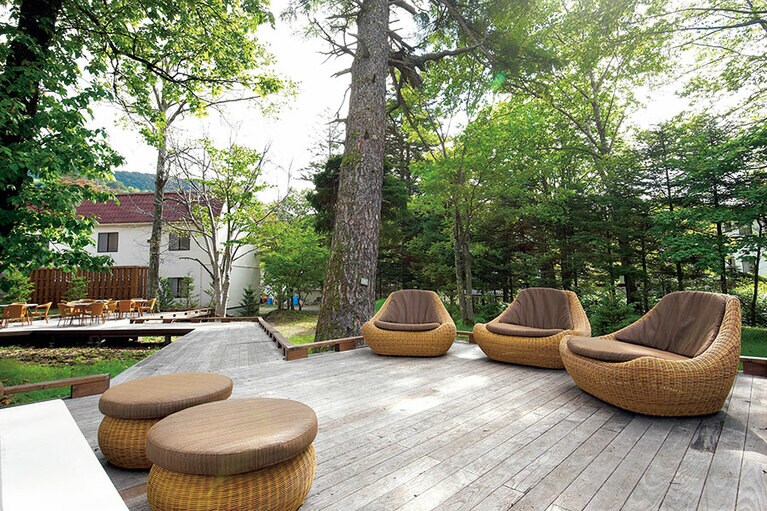 美しい庭「ごしんぼくテラス」を一周するウッドテラス。