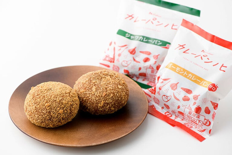 左から：ジャワカレーパン、バーモントカレーパン 各378円(税込)／ハウスカレー パンノヒ