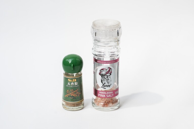 （左）五香粉は中国の代表的なミックススパイス。クローブや花椒、スターアニスなど５種のスパイスをブレンド。肉や魚の揚げ物、肉団子などに。264円。（右）パキスタン産の天然岩塩。肉、野菜、煮物やスープなどの料理に。429円。