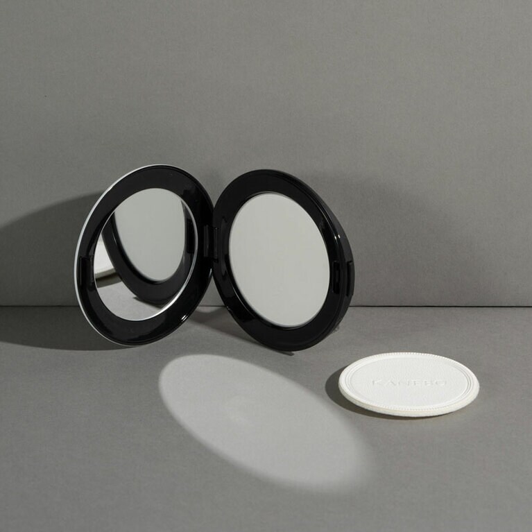 スリムなパッケージでポーチに入れてもかさばらない。