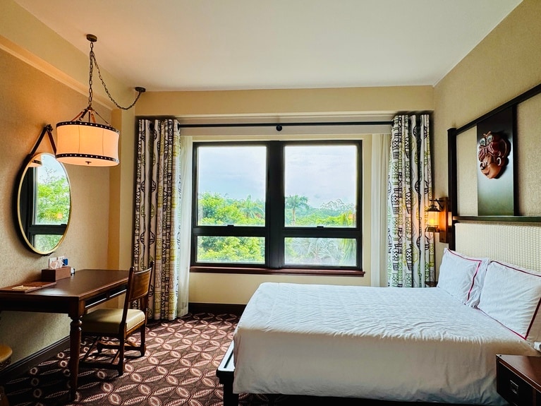 広々とした客室。インディアン風のミッキーのお面があったり、ランタンのような照明だったり。冒険家気分で滞在できる。