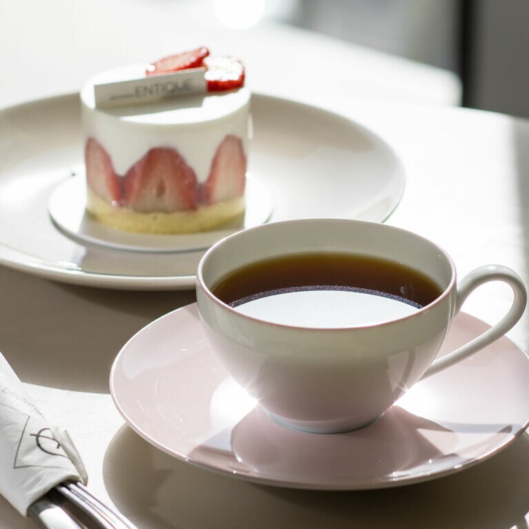 本日のコーヒーはW6,000〜。系列店「アンティック パティシエリー」の定番メニュー、イチゴのショートケーキW8,800もぜひ食べておきたい。