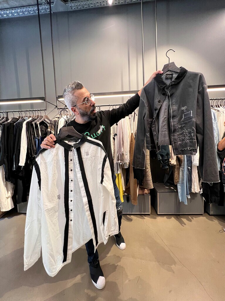 デザインの説明をしてくださるウミット・ウナルさん。