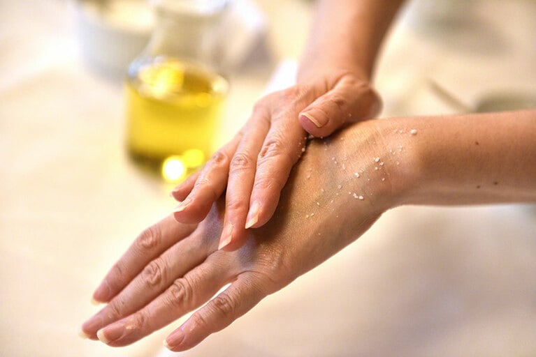 アーモンドオイルと米粉を混ぜたペーストでスクラブ。ホットタオルで拭き取る肌がふっくら滑らかに。効果が実感できた！