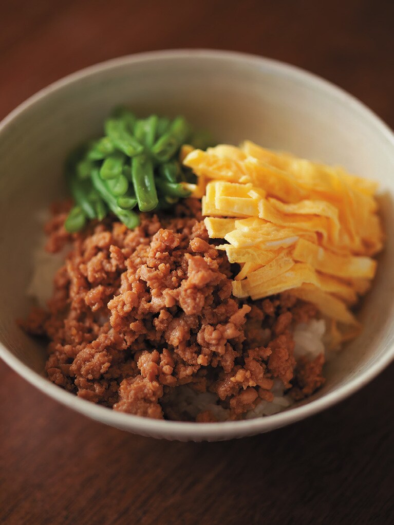 甘い卵焼きと甘辛味のそぼろは相性抜群「三色丼」。