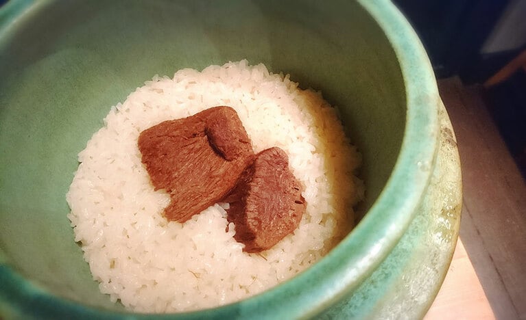 昆布のダシが利いたごはんに、ホロッホロの黒毛和牛のタン！