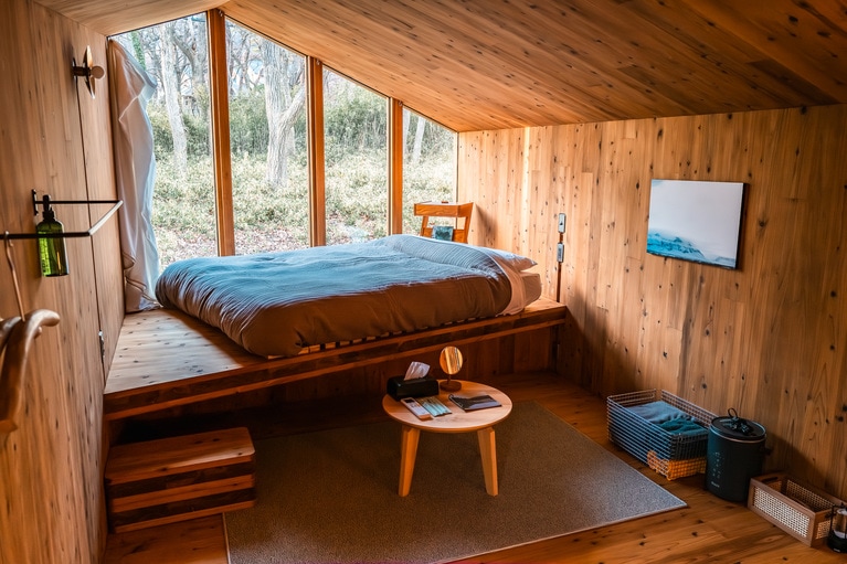 室内の様子。奥の窓はカーテンの代わりに布をひっかければ、目隠しになります。