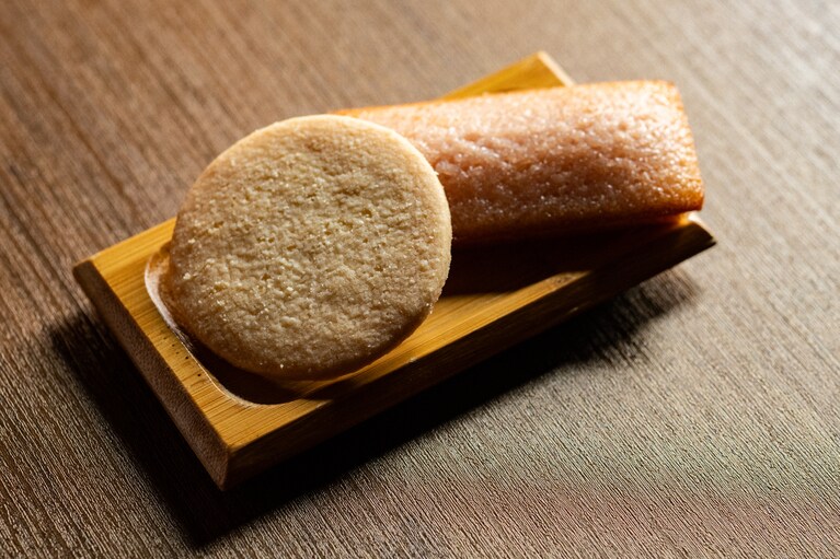 リッチバターの「クッキー シノワ」と、苺の「フィナンシェ シノワ」。