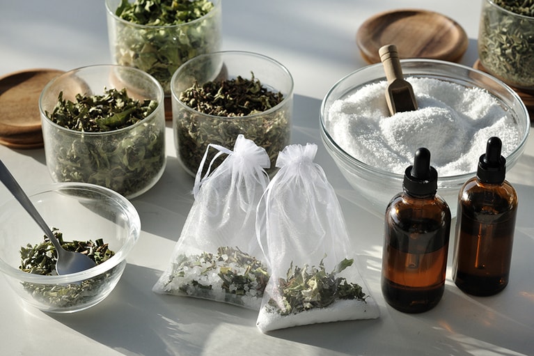 宮古島産のハーブや雪塩などを使ってのオリジナルバスソルト作りなどのアクティビティも人気 (無料)。