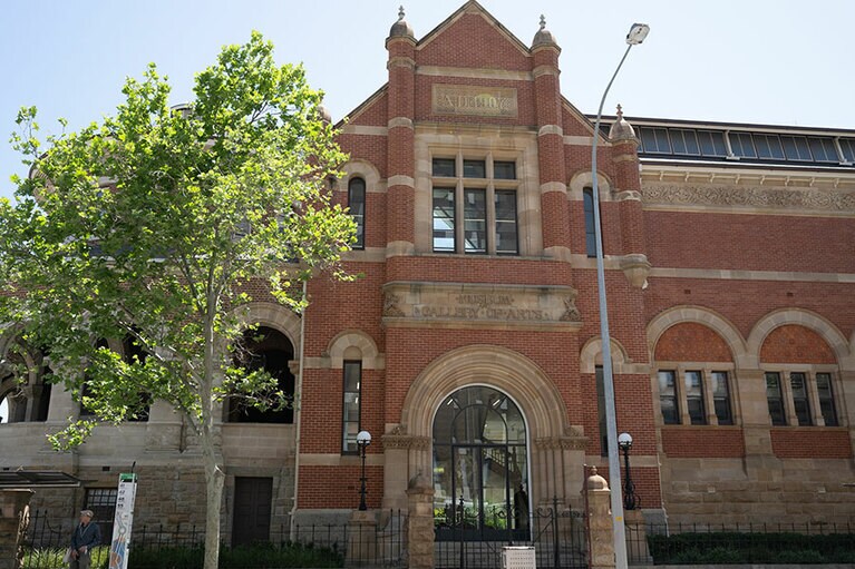 既存の建築物を活かし、現代的な増築を行った。