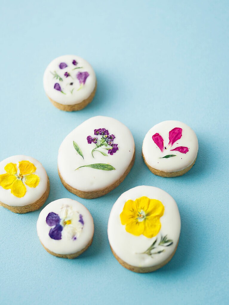 お花とホワイトチョコのクッキー 1枚400円～／cotito