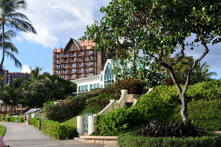 リゾートの音楽や華やかな空気が伝わってきます。