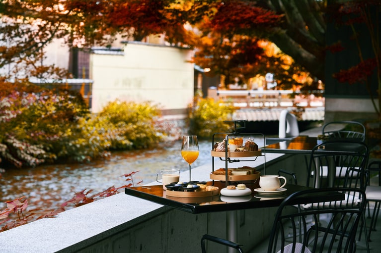 「Jean-Georges at The Shinmonzen」のテラス席の目の前には白川の秋景色が広がり、秋の味覚とともに、五感を満たす穏やかな時間が流れゆく。