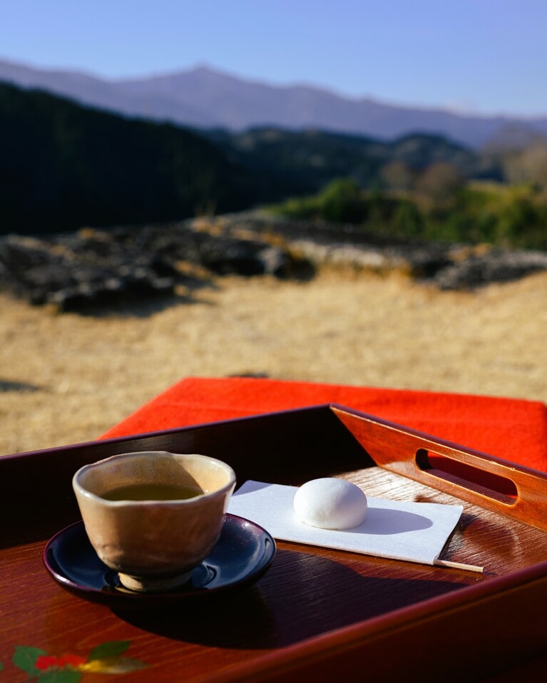 視界を遮るものなく絶景が広がる天空の城・岡城跡。今度の旅では、その本丸跡に「ななつ星茶屋」を特設。
