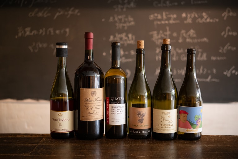 本日お料理に合わせたワイン。グラスは900円～。ボトルは5,000円～。