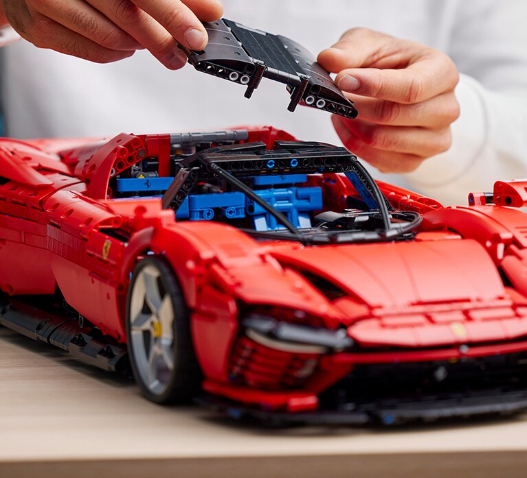 レゴ🄬 テクニック フェラーリ Daytona SP3 高さ：約14㎝、長さ：約59㎝、幅25㎝　47,980円。©2022 The LEGO Group.