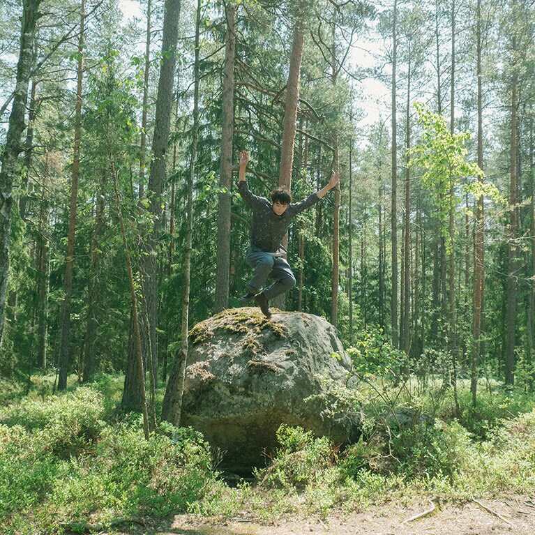 こちらも未公開カットより、持ち前の身体的ポテンシャルで自然保護区の森で巨大な岩石からジャンプ！ ©Jun imajo
