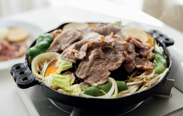 ラムショルダーしか使っていないので、やわらかで臭みがなく、ラムを食べ慣れていない人でもペロリと完食！　味付きジンギスカンセット 味ラム250g×2、塩ラム250g×2　8,333円（送料込）／札幌王様