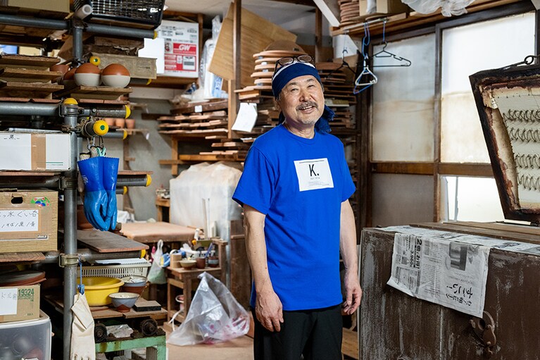 「無名異焼は硬いですが、いろんなシーンで使えるよう、若手の意見も柔軟に取り入れています」と窯主の其田和彦さん。