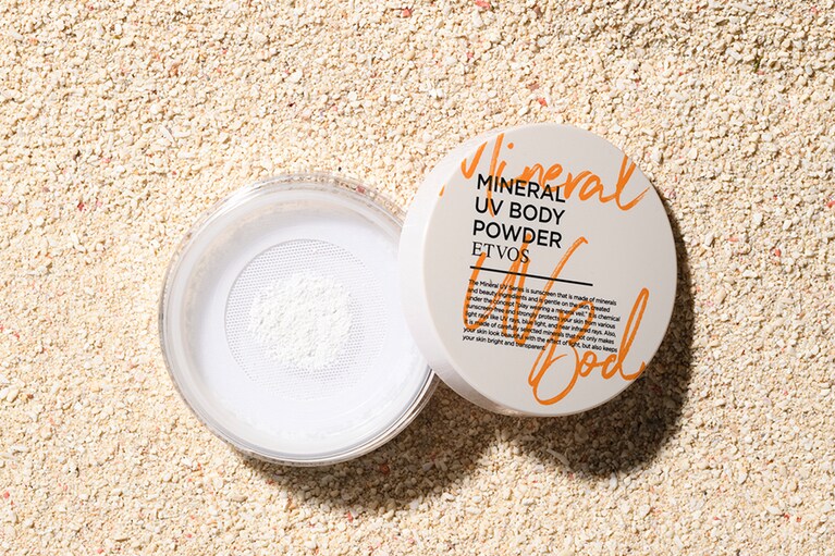 「ミネラルUVボディパウダー」SPF40･PA+++ 8g 3,300円／エトヴォス(限定発売中)