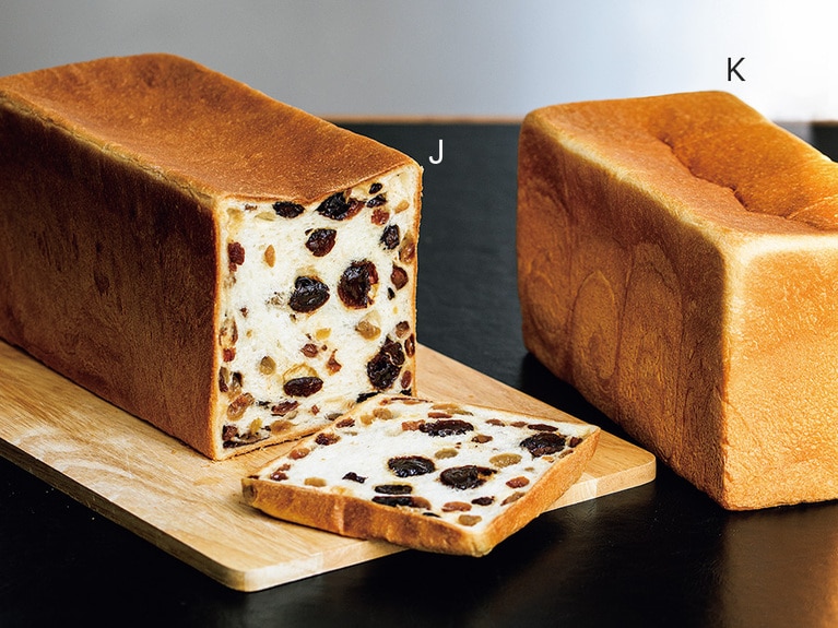 J：オーロラブラックやピオーネなど選りすぐりのジューシーな大粒葡萄5種類がこぼれ落ちる。究極のレーズン食パン 4,320円。K：最高品質の食パン体験ができる。角食パン 1,080円／CENTRE THE BAKERY 青山店