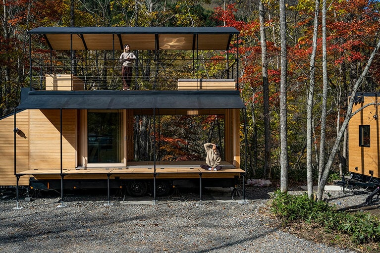 和室タイプの客室トレーナーハウスはベッドルームやキッチンのある1階から上へ階段を登ると、ヒバ製の露天風呂浴槽と2畳サイズほどの屋上空間が。高さ3mからの絶景を眺めながら入浴が楽しめる。［NAGAME］最大2名まで、朝夕食事付き143,748円〜(税・サービス料込み)／2名