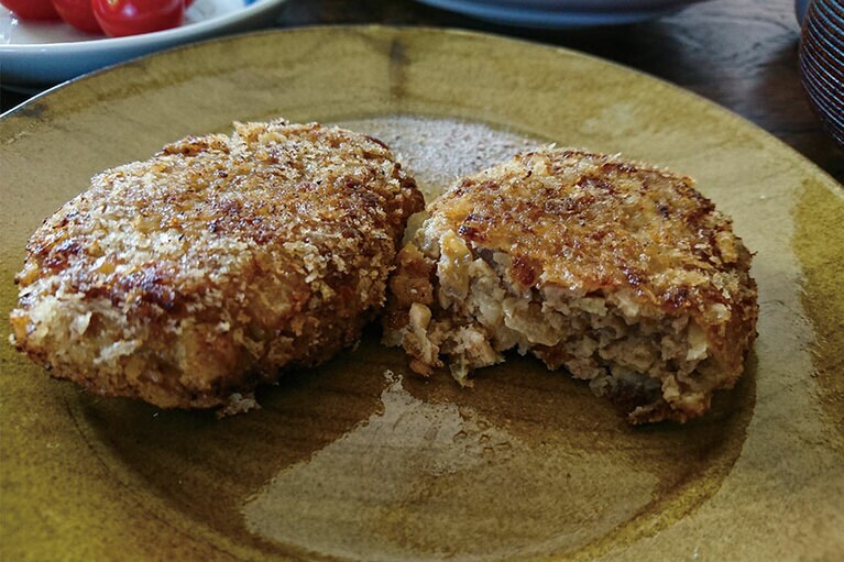 お箸で割ると具材ぎっしり！