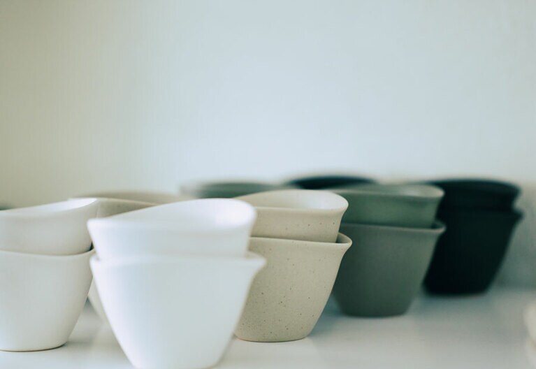 マットな質感で手のひらにしっくり馴染む。カップSサイズW20,000。