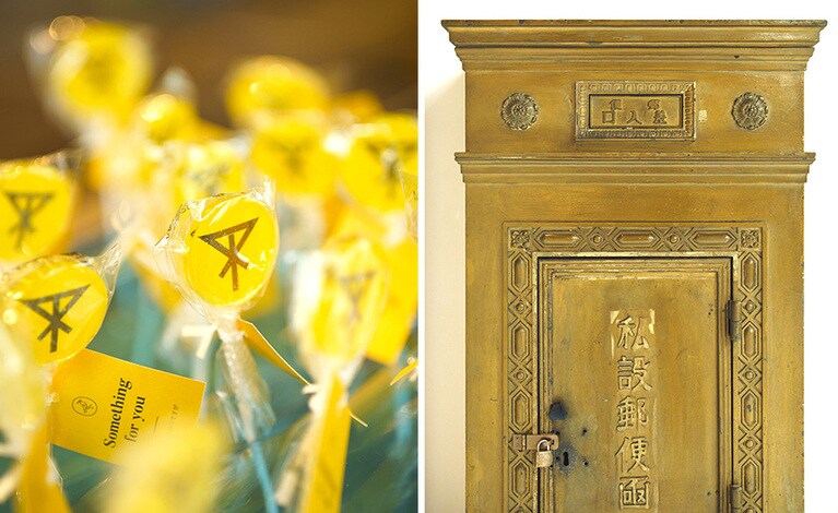 〈左〉ウェルカムアメニティには飴ちゃんが。〈右〉京町ビルから受け継がれた郵便函。ホテルオリジナル絵葉書を投函できます。