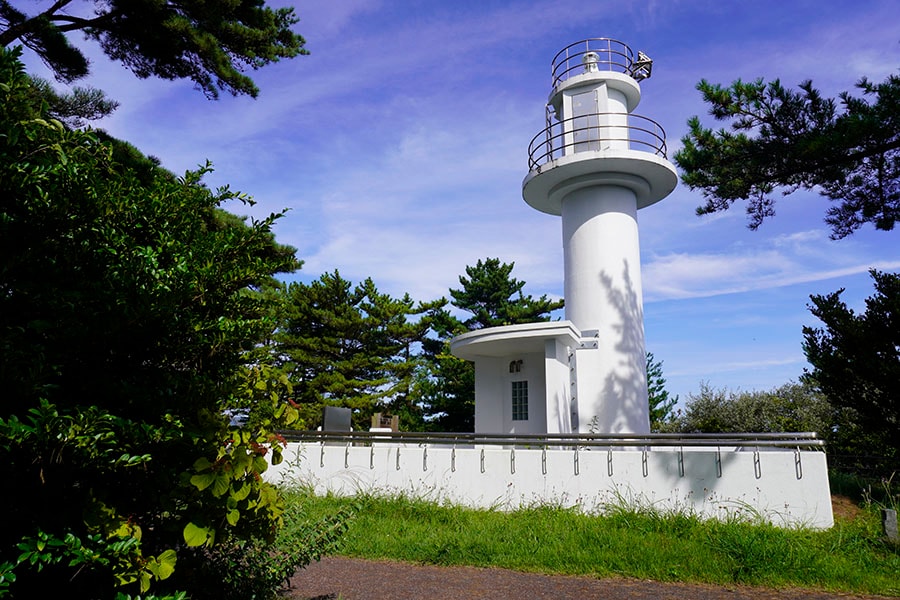 「恋する灯台」とも呼ばれる碁石岬灯台も。