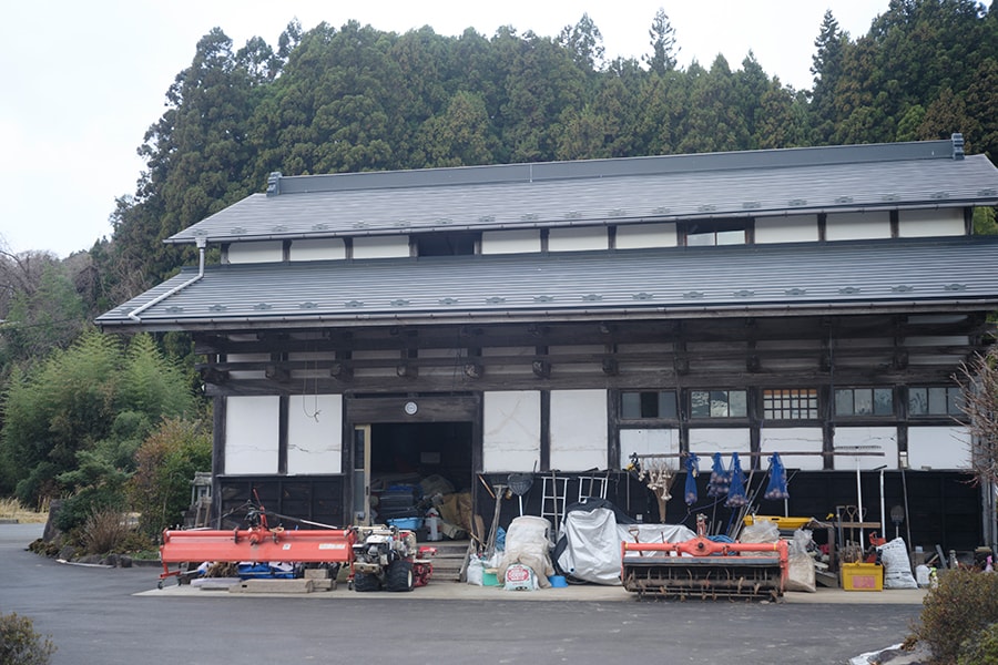 築100年の納屋の2階が藤田さんのアトリエ。木材や金属を切るなど、大きな音を出しても近所迷惑になりません。