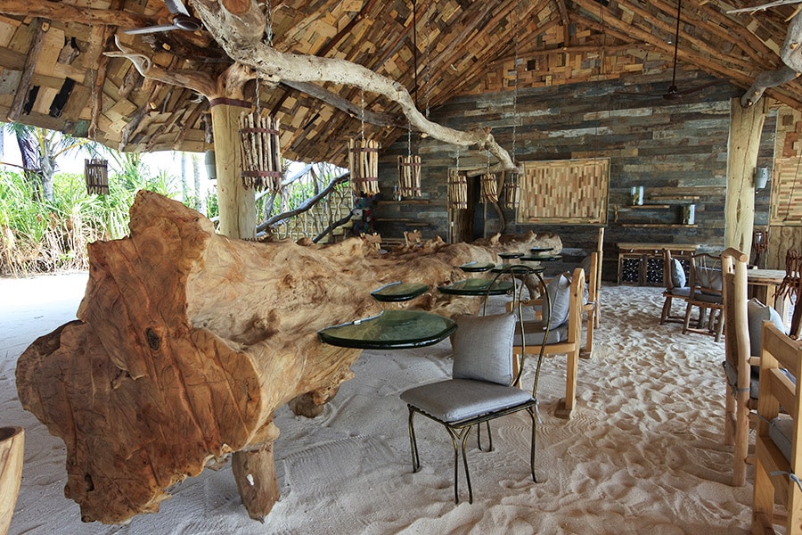 メドゥファル島のサウスビーチにある「クラブ・シャック」。流木がテーブルに。