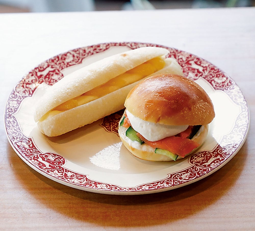 サーモンのサンドイッチ じゃがいもとブルーチーズソースとともに 300円、ユズのミルクフランスパン 200円。