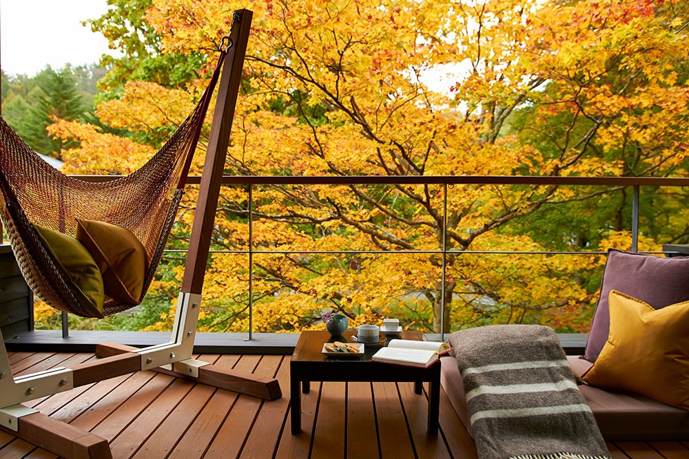 豊かな自然の中で過ごす「休息の時間」が満喫できる、「星のや軽井沢」の客室テラス。色づく樹々と澄んだ空気に癒されて。