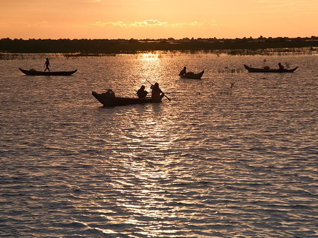 カンボジアに恵みをもたらす湖は 季節によってサイズが著しく変化する 今日の絶景