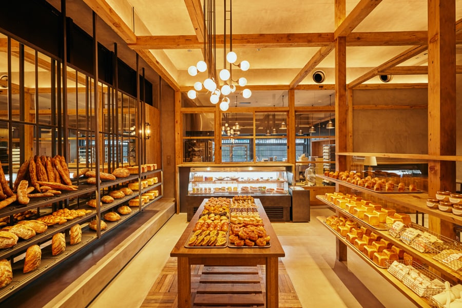 国産小麦を使用したものなど、約50種のパンが並ぶノーガホテル 清水 京都のベーカリー。
