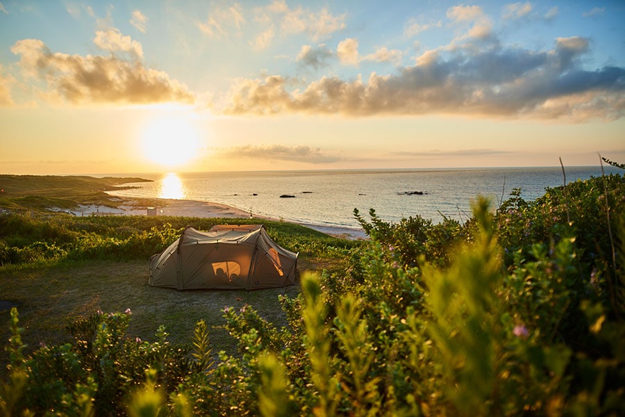 角島大浜キャンプ場。ビーチからすぐのところにテントサイトがあり、夕陽を見ることもできる。